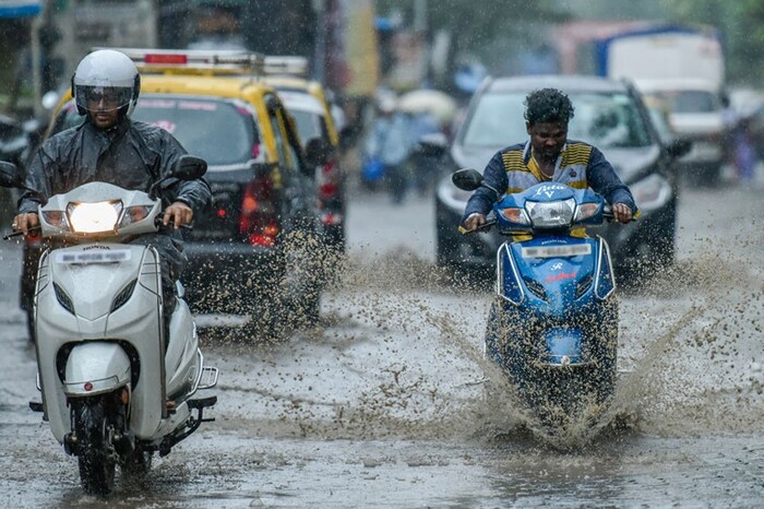 पावसाळ्यात वेगाने गाडी चालवू नका. कारण पावसात रस्त्यावरील ट्रॅक्शन कमी होते, त्यामुळे तुमचे वाहनावरील नियंत्रणही कमी होते. मग ती बाइक असो वा स्कूटर. एवढेच नाही तर अचानक ब्रेक लावताना ब्रेक लागू होत नाहीत. मुसळधार पावसात दृश्यमानताही कमी असते. त्यामुळे पावसाळ्यात ताशी 30 ते 40 किमी वेगाने गाडी चालवा.