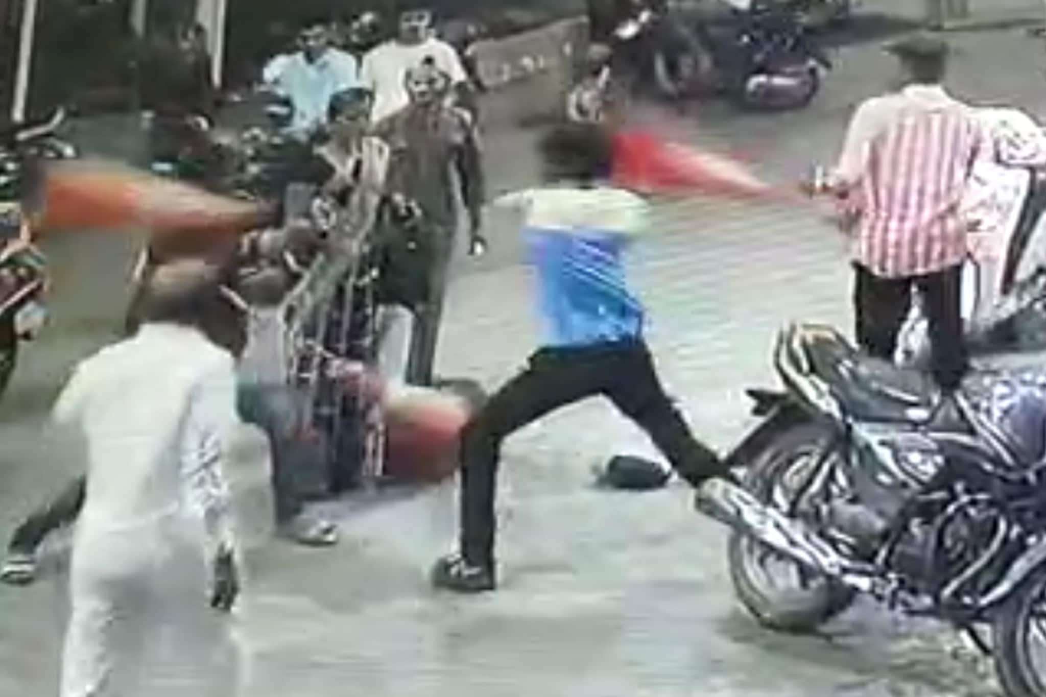 पेट्रोल पंपावर कर्मचारी आणि तरुणामध्ये फ्री स्टाईल हाणामारी, अहमदनगरमधला VIDEO