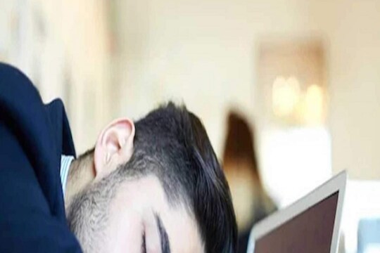 आता ऑफिसमध्ये दररोज अर्धा तास झोपू शकतात कर्मचारी, या भारतीय कंपनीची मोठी घोषणा