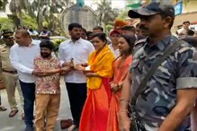 रुग्णालयातून बाहेर येताच नवनीत राणांचं मुख्यमंत्र्यांना Open Challenge रुग्णालयातून बाहेर येताच नवनीत राणांचं मुख्यमंत्र्यांना Open Challenge