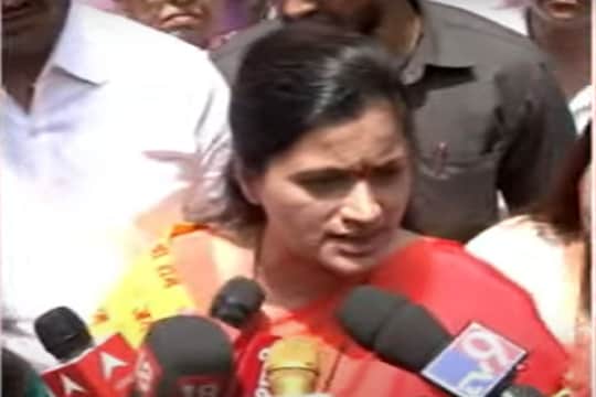 'उद्धव ठाकरे दम असेल तर लोकांमध्ये या, BMC निवडणुकीत लंका सेनेच्या विरोधात प्रचार करणार', नवनीत राणांचा एल्गार