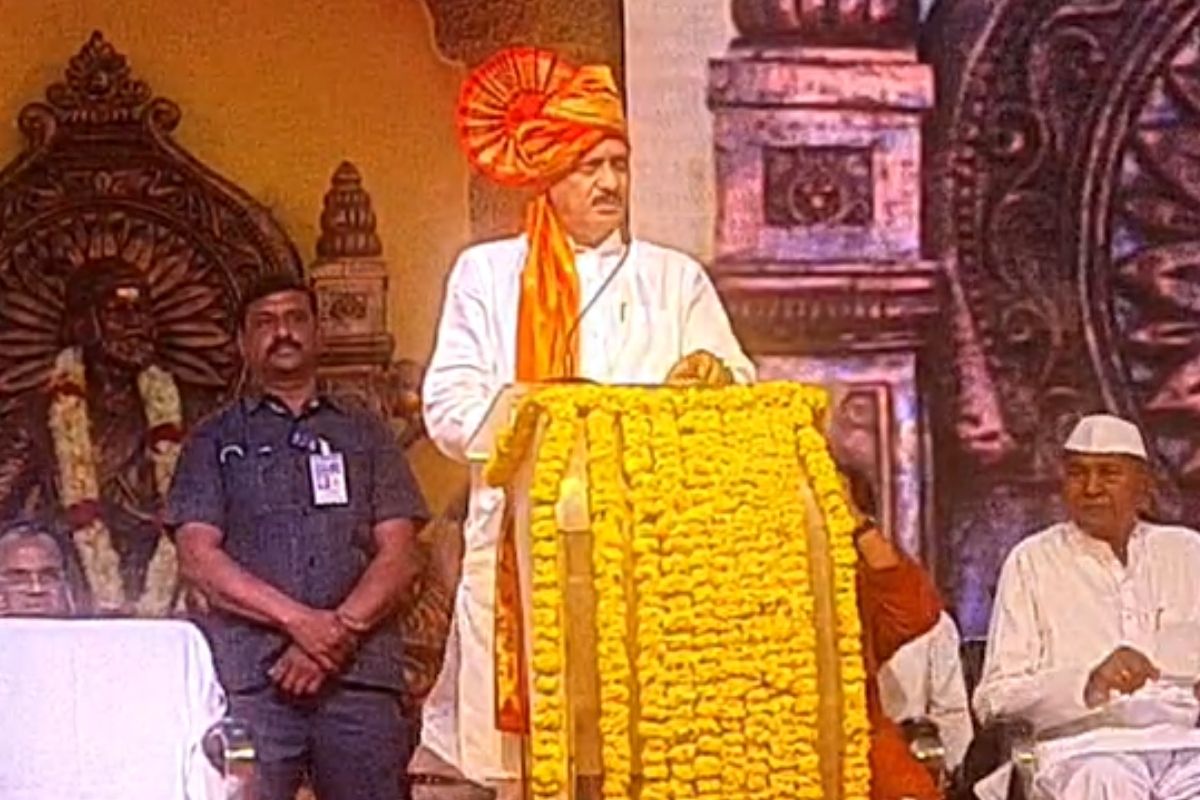 बोलणाऱ्यांचं जेवढं वय आहे, तेवढा पवारसाहेबांनी राजकारण क्षेत्रात काम केले आहे.