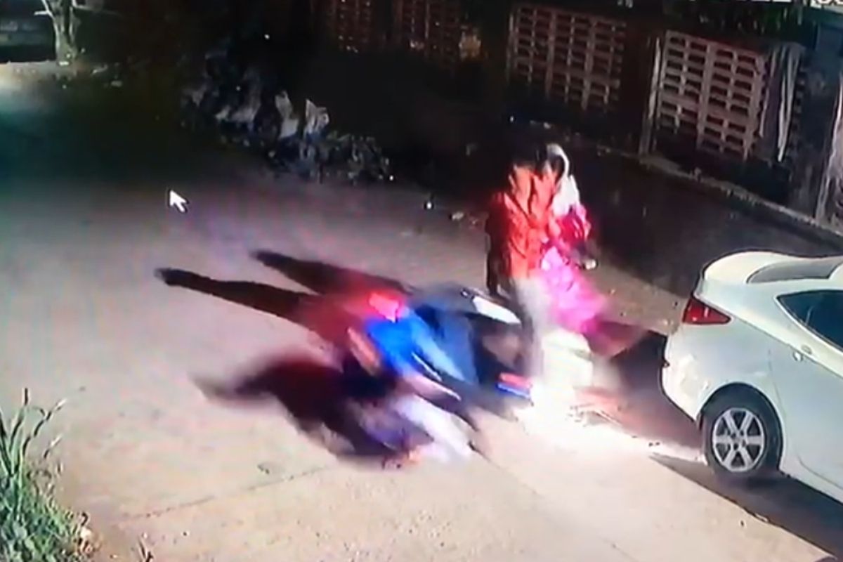 भरधाव दुचाकीने दाम्पत्याला दिली जोराची धडक, महिलेचा मृत्यू, घटनेचा LIVE VIDEO