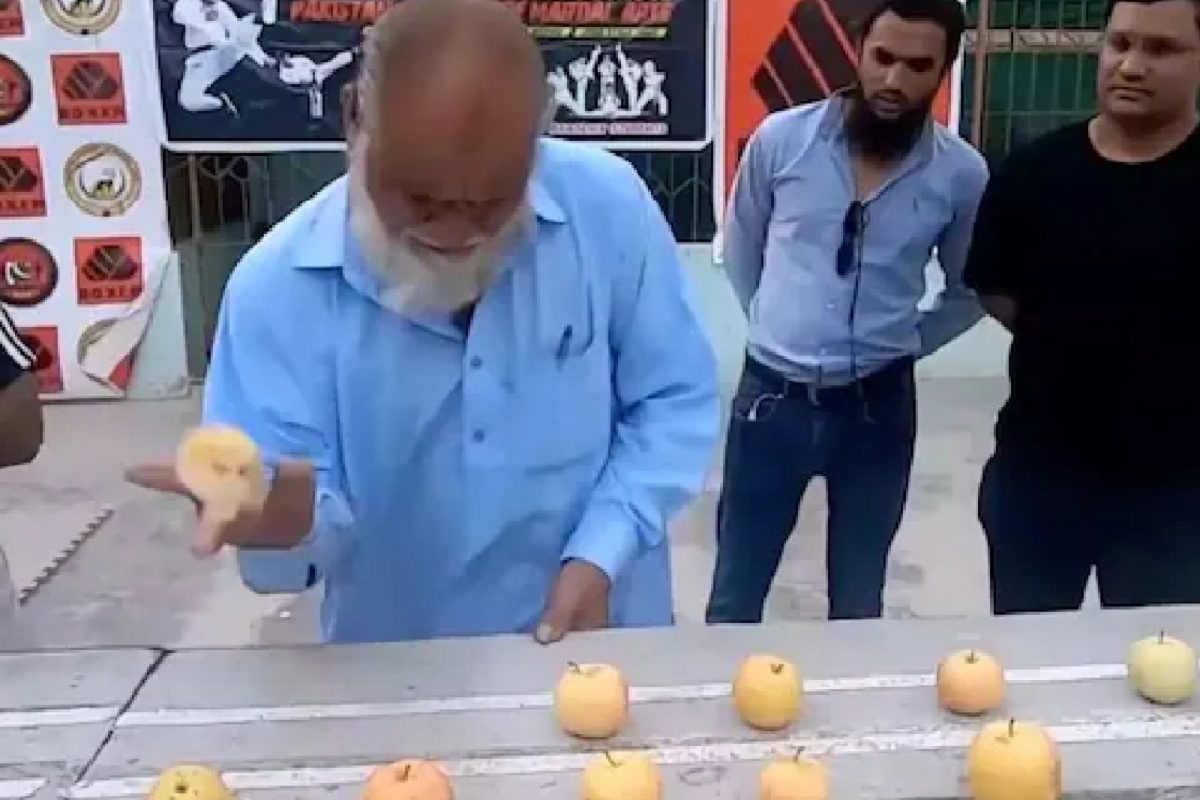 VIDEO - फक्त सफरचंदांना बोट लावून हिरो बनले आजोबा; झाला World Record