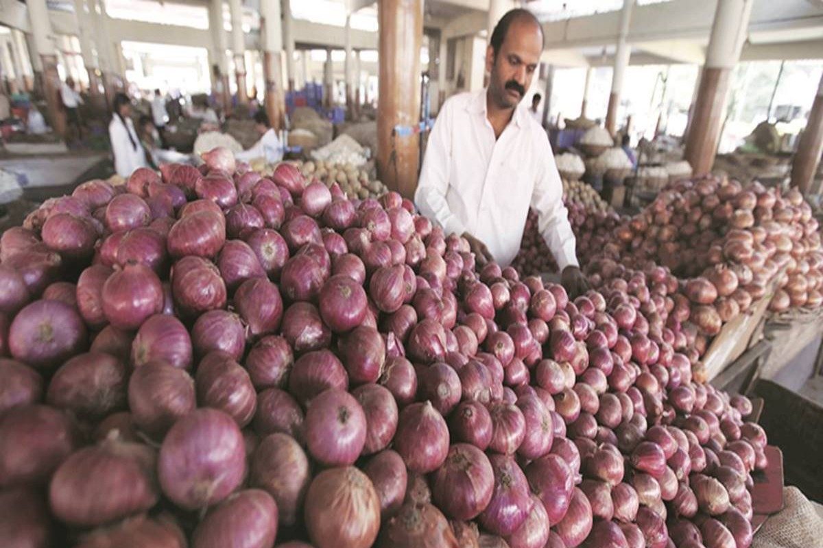 महागाईत कांद्याने रडवलं! 8 रुपयांनी भाव खाल्ला आणि किलोमागे वाढला
