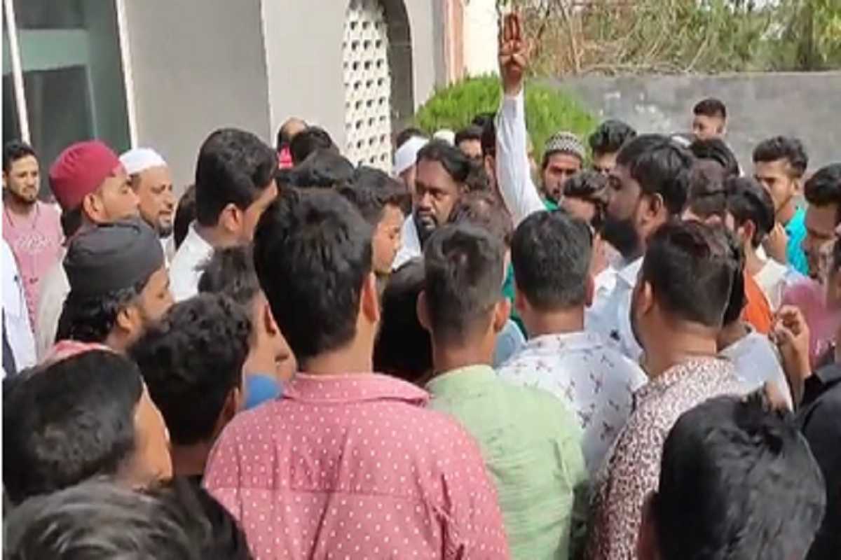 औरंगाबादमध्ये गोंधळ! अकबरुद्दीन औवेसींच्या भेटीसाठी कार्यकर्ते आक्रमक, पोलीस-मुस्लिम तरुण आमनेसामने