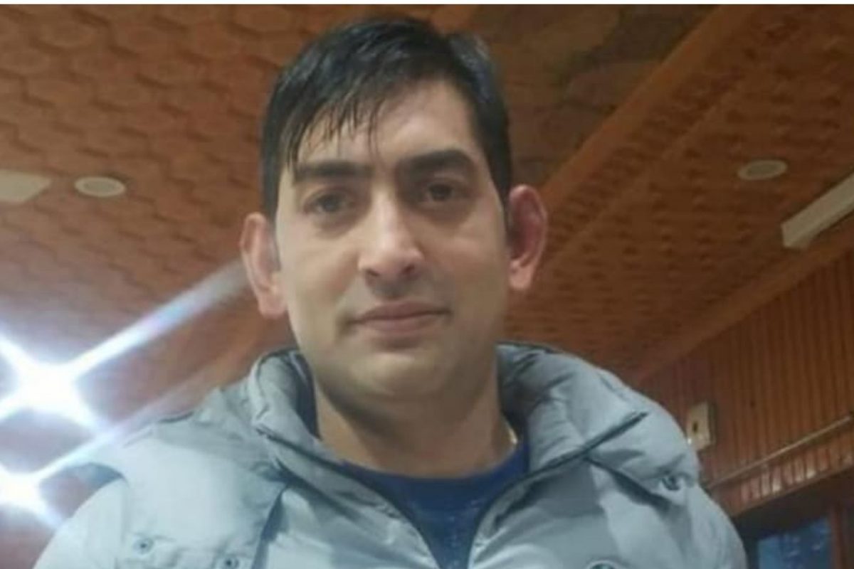 काश्मीर खोऱ्यात पंडितांवर अत्याचार सुरूच; कार्यालयात घुसून अधिकाऱ्याला घातली गोळी