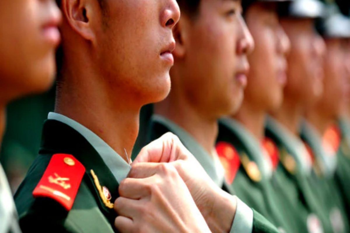 चिनी सैनिक वापरतात त्या युनिफॉर्मच्या कॉलरमध्ये का लावल्या जातात टोकदार पिना, जाणून घ्या कारण