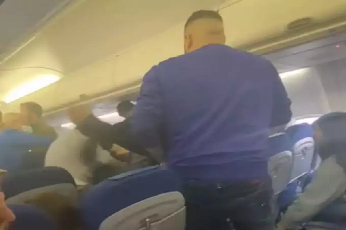 लई धुतला, गावठी स्टाईलची हाणामारी थेट विमानातच! Video पाहिल्यावर विश्वास नाही बसणार