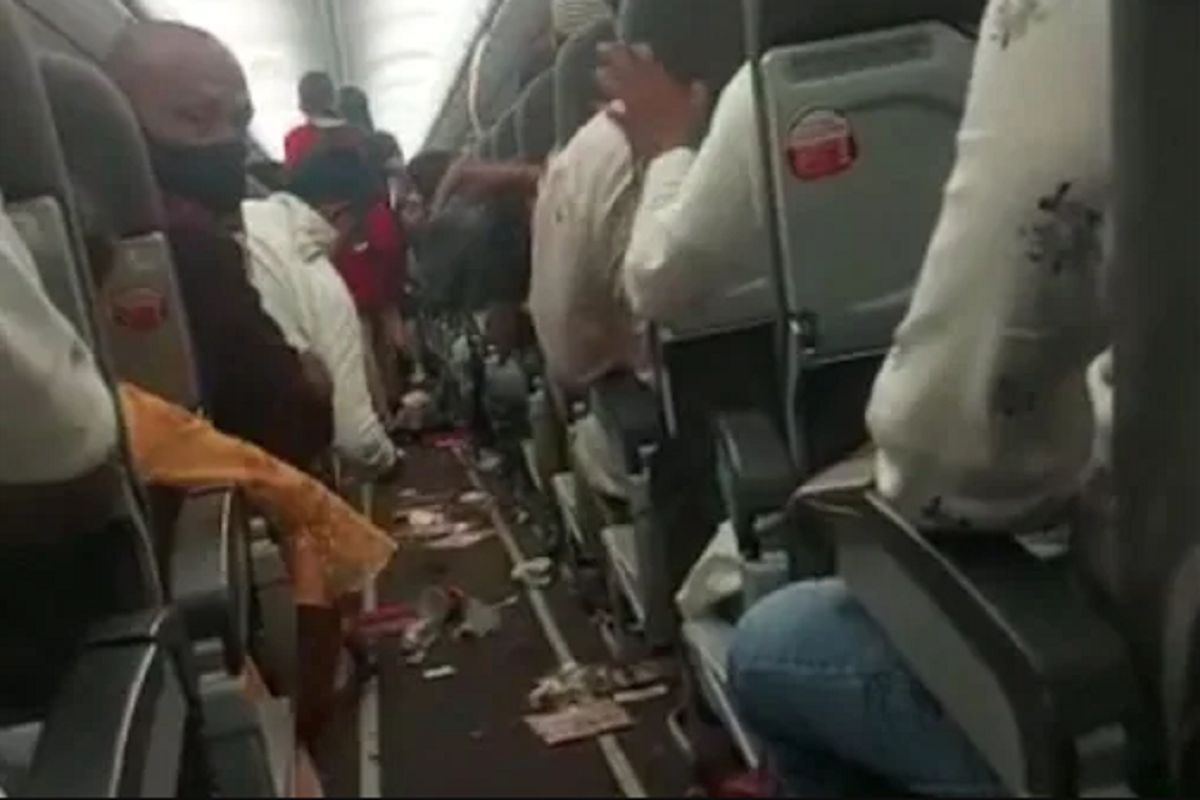 बापरे! मुंबई-दुर्गापूर विमान वादळात अडकलं, तब्बल 40 प्रवासी जखमी, घटनेचा थरारक VIDEO