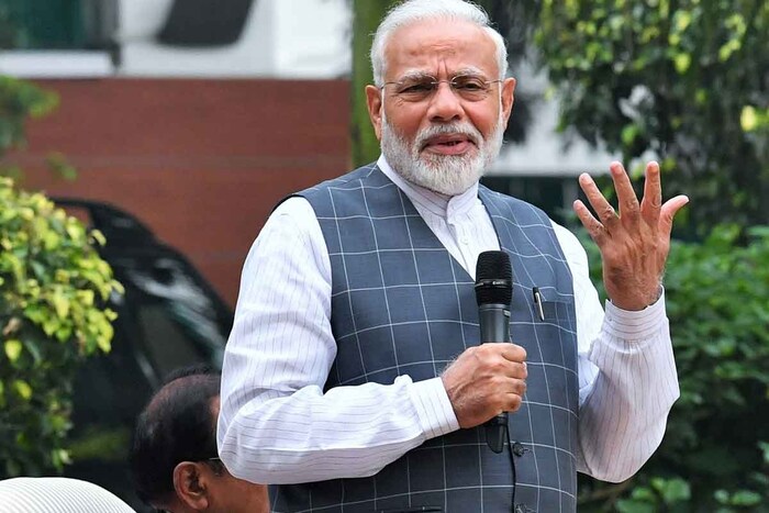 परदेशात राहणाऱ्या भारतीयांमध्येही भारताची प्रतिमा सरकारी योजनांमध्ये भ्रष्टाचार असलेल्या देशाच्या रूपात आहे. याबाबतही मोदी यांनी वक्तव्य केलं. ते म्हणाले, ‘तुम्ही जो देश आमच्या हाती दिला हा तोच देश आहे. पण आता चांगले परिणाम पाहायला मिळत आहेत. तसंच आता जेवढे पैसे आम्ही पाठवतो, तेवढेच पैसे लाभार्थ्यांच्या खात्यात जमा होतात,’ असं मोदींनी सांगितलं.