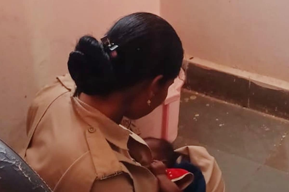 दोन महिला कॉन्स्टेबल बनल्या अडीच महिन्यांच्या बाळाच्या आई, स्तनपान देऊन वाचवला चिमुकलीचा जीव