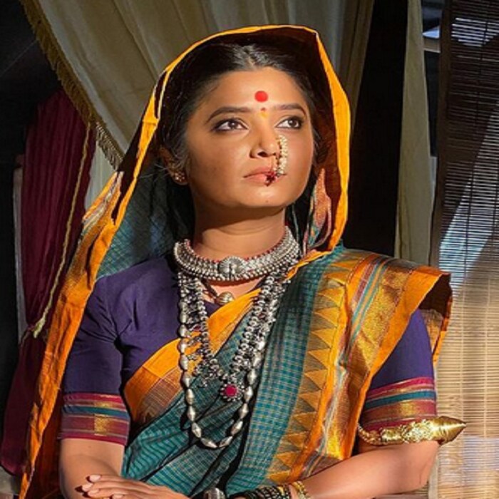 पावनखिंड या सिनेमातील तिचा पारंपरिक मराठमोळा लुकही चाहत्यांच्या पसंतीस उतरला होता