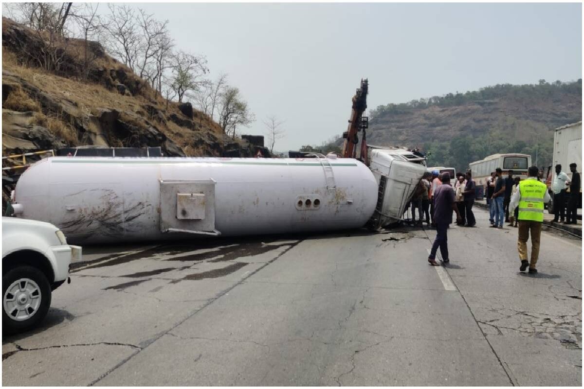 Mumbai-Pune Expressway Accident: मुंबई-पुणे एक्स्प्रेस वेवर भीषण अपघात; कारला गॅस टँकरची धडक, 3 जणांचा जागीच मृत्यू