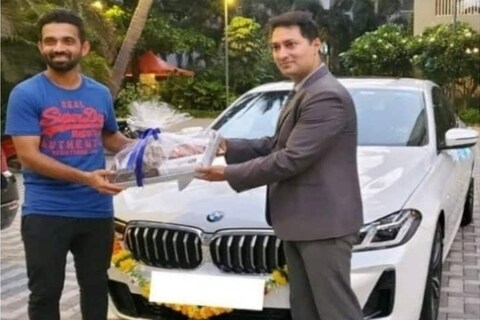 टीम इंडियाचा माजी उपकर्णधार अजिंक्य रहाणेने (Ajinkya Rahane) आणखी एक कार विकत घेतली आहे. आयपीएलच्या (IPL 2022)  बायो-बबल बाहेर येताच रहाणेच्या घरी नवी कार दाखल झाली आहे.