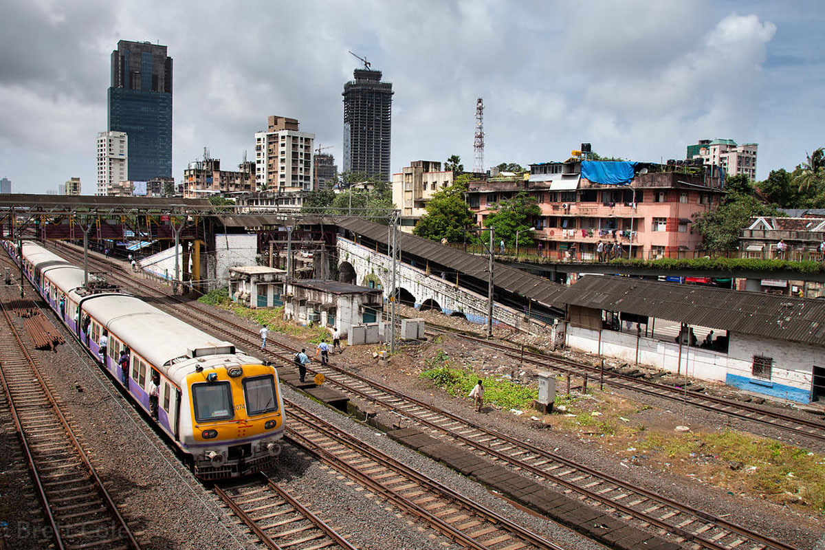 या तरुणीची हत्या करून तिची मृतदेह रेल्वे रुळावर फेकून देण्यात आला होता.