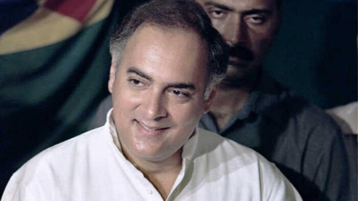 राजीव गांधींच्या या 15 पैशांच्या विधानाचा संदर्भ देत पीएम मोदी बर्लिनमध्ये म्हणाले, ‘सरकारी मदत असो, स्कॉलरशिप असो अथवा शेतकर्‍यांची मदत असो, आता सर्व पैसे थेट लाभार्थ्यांच्या बँक खात्यात ट्रान्सफर केले जातात. आपल्या तळहातावर बोटं फिरवत मोदी म्हणाले असा कोणता पंजा होता जो 85 पैसे घासून (गायब करायचा) घ्यायचा.’ यावेळी डीबीटीचा संदर्भ देत त्यांचं सरकार हा भ्रष्टाचार संपवत असल्याचं बर्लिनमध्ये म्हणाले.