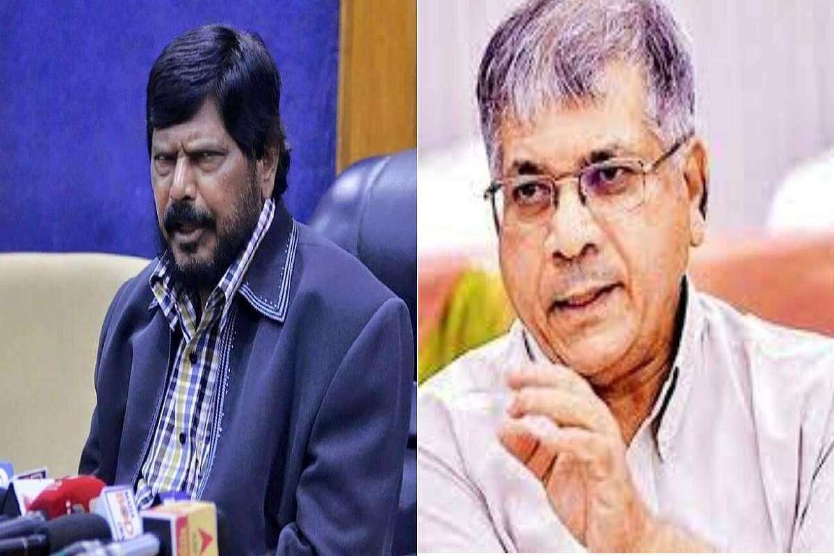 'समाजाच्या हितासाठी एकत्र या, माझ्या पक्षाचं अध्यक्षपद स्वीकारा, नेतृत्व घ्या', रामदास आठवलेचं प्रकाश आंबेडकरांना साकडं