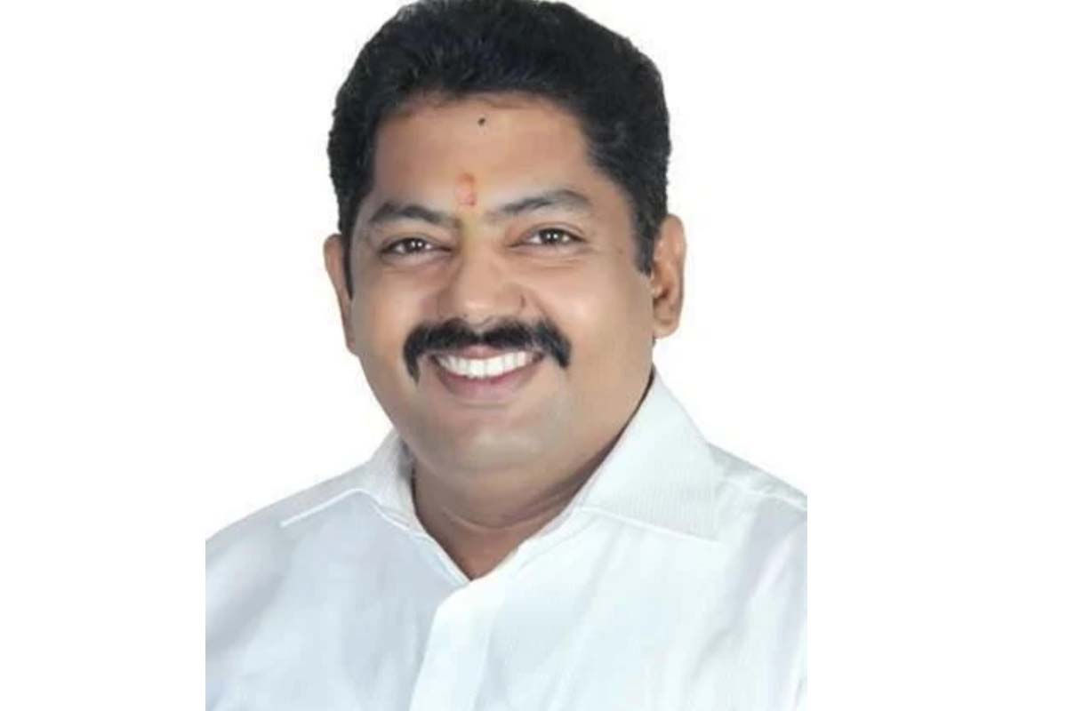 रमेश लटके कुटुंबियांसोबत दुबईला फिरण्यासाठी गेले होते. त्यादरम्यान ह्रदयविकाराचा धक्काआल्यामुळे लटके यांचं निधन झालं.