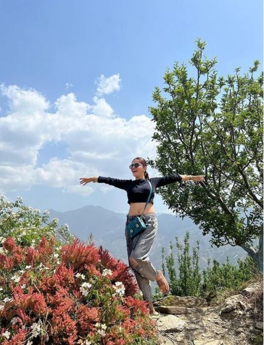 रुबिनाने शेअर केलेल्या फोटोंमध्ये ती सुंदर निसर्ग आणि पहाडी वातावरणात दिसून येत आहे.