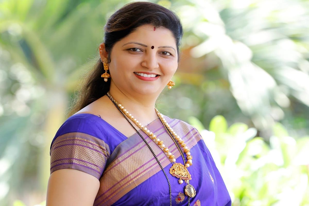 राष्ट्रीय महिला आयोगाच्या कार्यालयाला फोन करुन एका अज्ञात व्यक्तीने रूपाली चाकणकर यांना पुढील 24 तासात जीवे मारू असा इशारा दिला आहे.