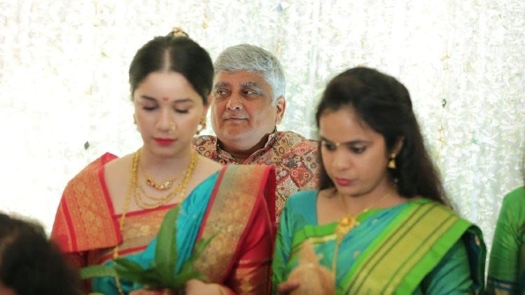 या लग्नासाठी सारा पूर्णपणे मराठी वेषात सजली होती. नाकातल्या नथीपासून ते टिकली, गजरा आणि साडीपर्यंत सगळंच महाराष्ट्रीय पद्धतीचं होतं. साराचे पहिल्यांदाच साडीमधले फोटो समोर आले आहेत. (Sara Tendulkar/ Social Media)