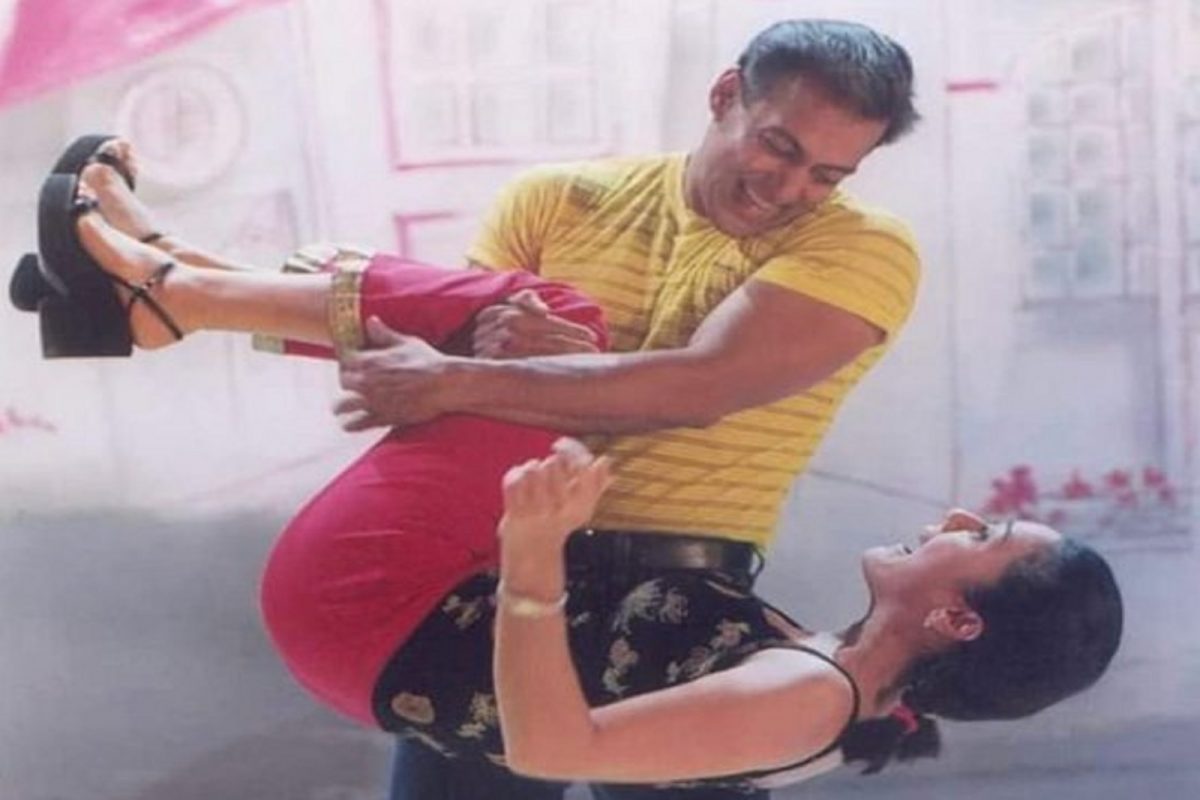 Photo: सलमानने उचलून घेतलेल्या 'या' अभिनेत्रीला ओळखलंत का? नाव ऐकाल तर विश्वास बसणार नाही