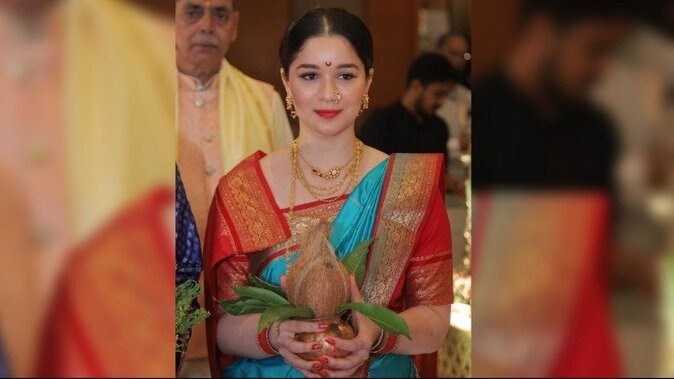 या फोटोमध्ये सारा पारंपारिक मराठी वेषात दिसली. साडी, पारंपारिक टिकली आणि दागिने घातलेली सारा लग्नाला गेली होती. सारा तेंडुलकरच्या हातामध्ये कलशही दिसत आहे. (Sara Tendulkar/ Social Media)