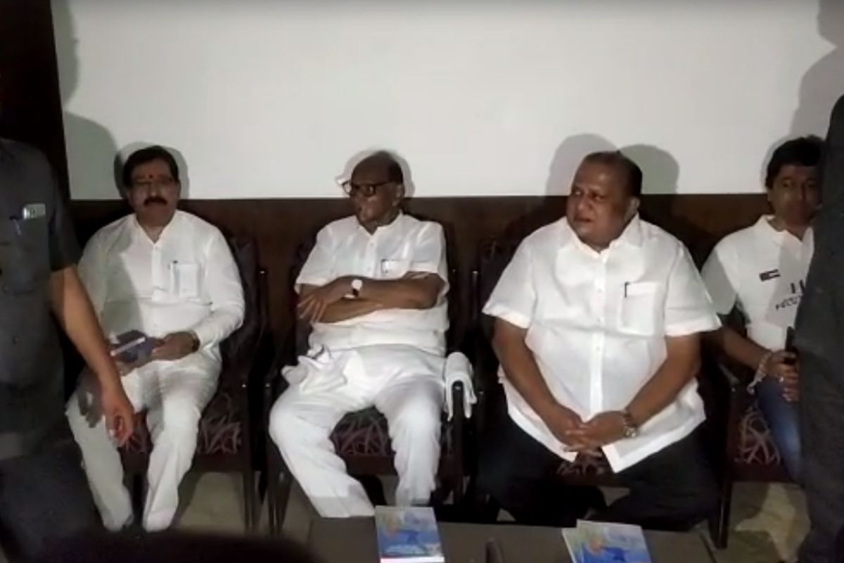 शरद पवार हे कोल्हापुरात आल्यावर एका हॉटेलमध्ये थांबले होते. यावेळी त्यांच्यासोबत हसन मुश्रीफ सुद्धा सोबत होते.