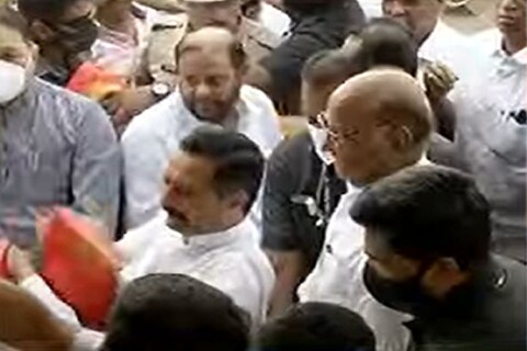 राष्ट्रवादी काँग्रेसचे अध्यक्ष शरद पवार आज दगडूशेठ हलवाई गणपती मंदिर परिसरात गेले. पण ते गणपती बाप्पाचं दर्शन न घेताच बाहेरुन मुख दर्शन घेऊन निघून गेले.
