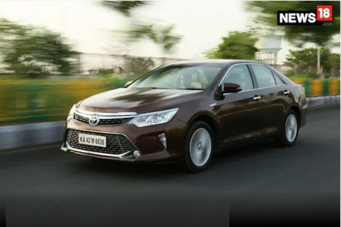 देशाचे माजी कायदा मंत्री कपिल सिब्बल यांनी काँग्रेस सोडून समाजवादी पक्षाच्या पाठिंब्यावर राज्यसभेवर जाण्याचा निर्णय घेतला आहे. 2016 च्या राज्यसभा निवडणुकीत दिलेल्या प्रतिज्ञापत्रानुसार कपिल सिब्बल यांच्याकडे एकूण 89.48 लाख रुपयांची वाहनं आहेत.