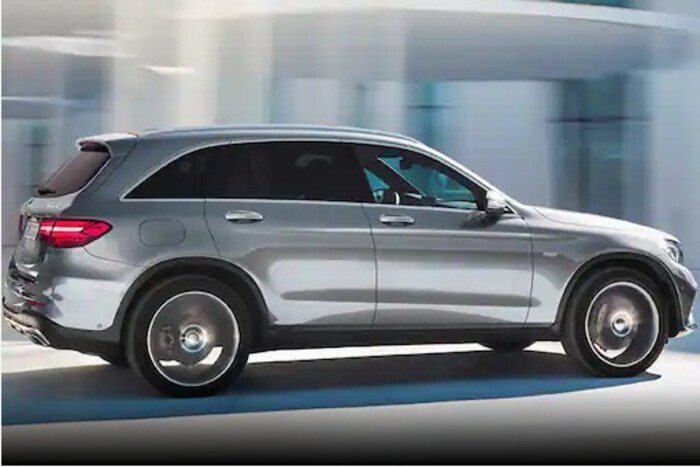 यामध्ये 1995 ची Suzuki Jeep, 2001 ची Hyundai Sonata, 2003 ची Toyota Corolla, 2012 ची Maruti Desire, 2015 ची Mercedes GLC आणि 2016 ची Toyota Camry यांचा समावेश आहे. याशिवाय त्यांच्याकडे 1997 मध्ये खरेदी केलेली Royal Enfield Bullet आणि 2016 पासून Hero Splendor मोटरसायकल देखील आहे.