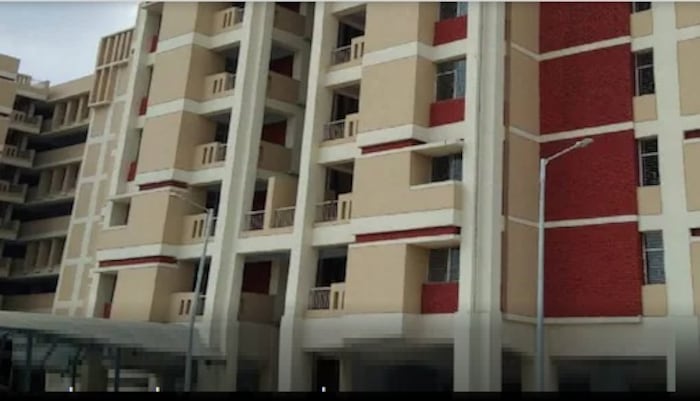 कारशिवाय कपिल सिब्बल यांच्या संपत्तीचा मोठा हिस्सा म्हणजे अनेक शहरांमध्ये त्यांची करोडोंची मालमत्ता आहे. अनेक शहरांमध्ये व्यावसायिक आणि निवासी मालमत्ता आहेत. व्यावसायिक मालमत्तेबद्दल बोलायचे झाले तर त्यांची लुधियाना, चंदीगड, दिल्ली आणि बंगळुरूमध्ये एकूण 3.65 कोटी रुपयांची मालमत्ता आहे. सिकंदराबाद, पाटणा, दिल्ली, चंदीगड, गुरुग्राम आणि हैदराबाद येथे असलेल्या त्याच्या निवासी मालमत्तांची किंमत 99.59 कोटी रुपये आहे.