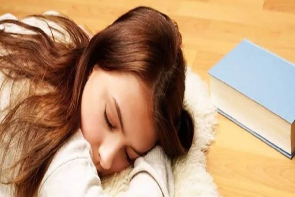 पलंग-गाद्या सोडा फरशीवर झोपा! इतक्या शारीरिक त्रासांपासून होईल तुमची सुटका