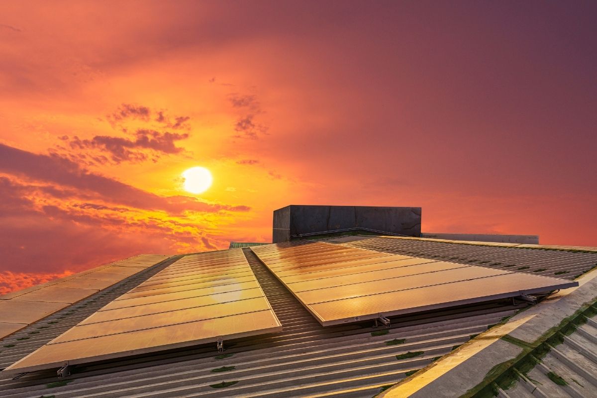 वीज बिलाच्या खर्चाच्या कटकटीतून कायमचं मुक्त व्हा! सोलर पॅनल बसवा, सरकारही करेल मदत