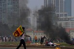 श्रीलंकेत हिंसाचार; पंतप्रधानांच्या घराला लावली आग, खासदारासह 5 जणांचा मृत्यू
