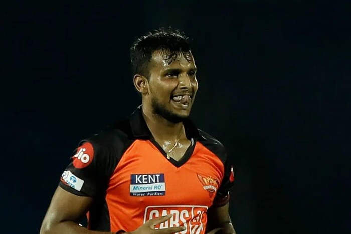 सनरायझर्स हैदराबादकडून खेळणाऱ्या टी. नटराजननं 14 सामन्यात 11 मॅचमध्येच 18 विकेट्स घेतल्या आहेत.'डेथ ओव्हर्स' स्पेशालिस्ट नटराजनच्या कामगिरीकडं निवड समितीनं दुर्लक्ष केलंय. 