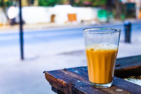 अशाप्रकारे चुकून लागला चहाचा शोध! भारतात पोहचण्याचं हे आहे कारण
