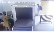 सिक्युरिटी चेकदरम्यान स्कॅनरच्या बाहेर निघालं असं की, सुरक्षा कर्मचारीही शॉक सिक्युरिटी चेकदरम्यान स्कॅनरच्या बाहेर निघालं असं की, सुरक्षा कर्मचारीही शॉक