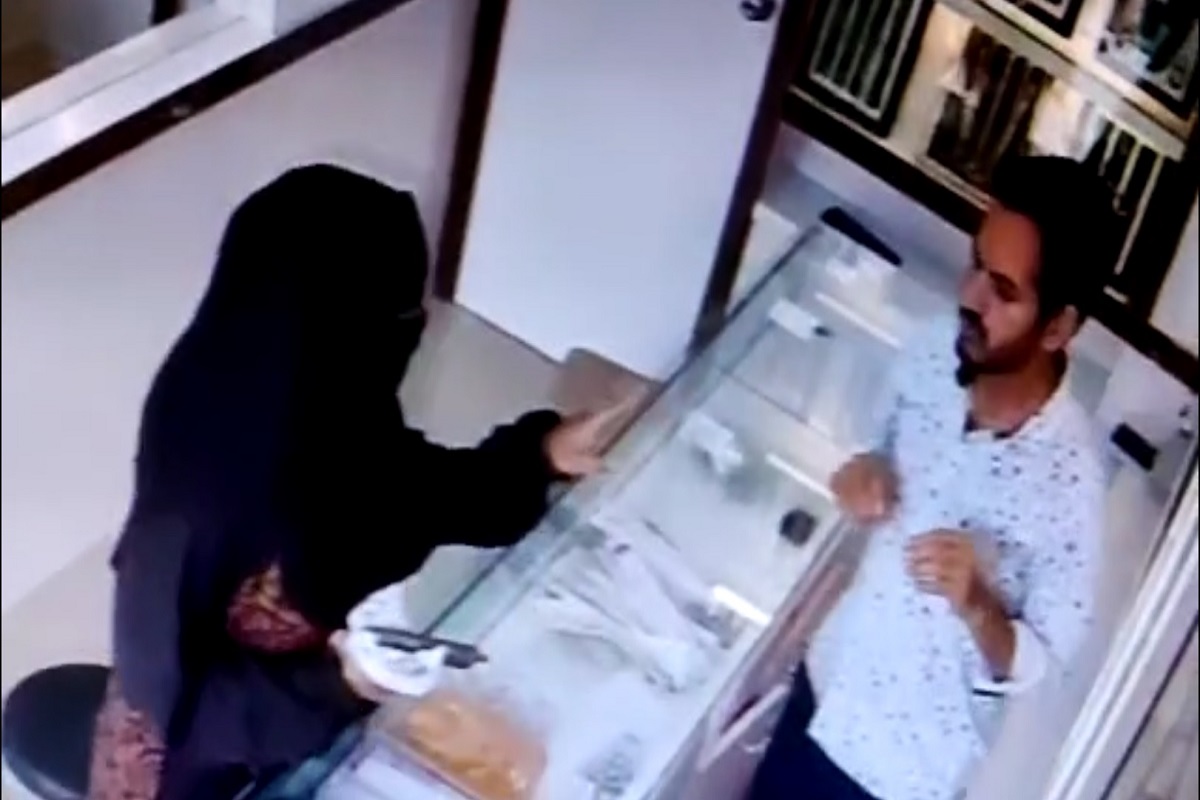 Robbery CCTV: ज्वेलर्स लुटण्याचा प्रयत्न, दुकान मालकाच्या धाडसाने बारबालेचा प्रयत्न फसला
