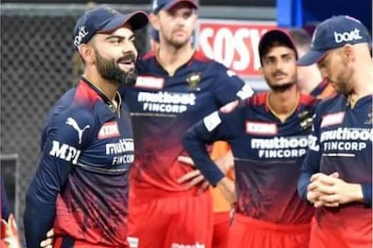 IPL 2022 : Live मॅचवेळी मैदानात घुसला प्रेक्षक, पोलिसांनी पकडताच Virat  Kohli ने दिली अशी रिएक्शन, VIDEO