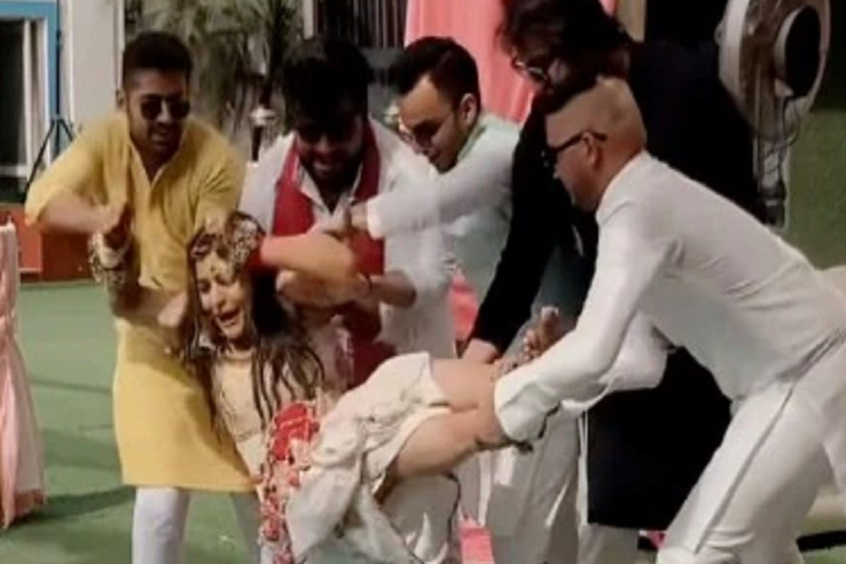 कुणी धरले हात, कुणी धरले पाय आणि...; हळदीत मित्रांनी नवरीबाईसोबत केली नको ती मस्ती; VIDEO VIRAL