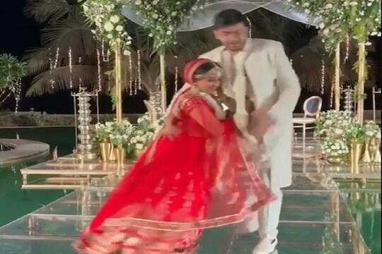 Video: लग्नात वधूनं दिला धक्का, पण पाण्यात पडणारा नवरदेवही काही कमी करामती नव्हता