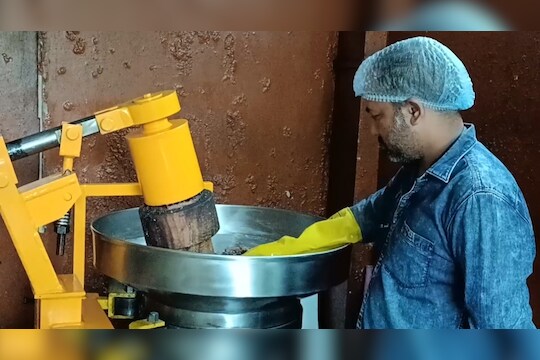 नाशिकमध्ये लाकडी घाण्याच्या तेलाला नाशिककरांची भरघोस पसंती..