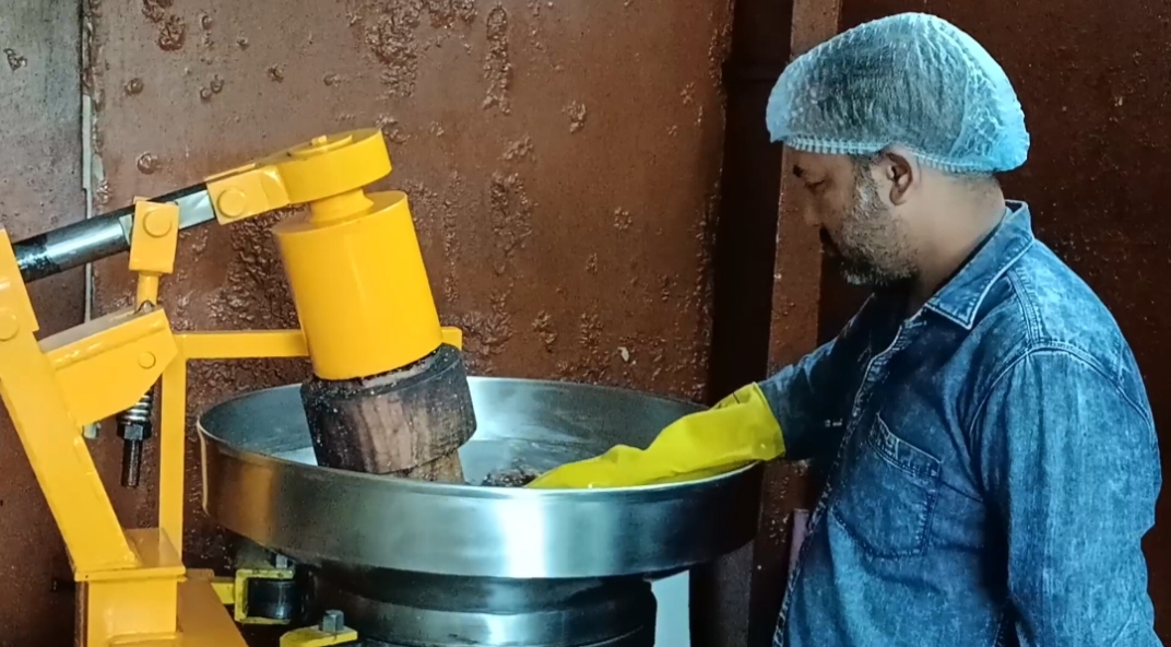 नाशिकमध्ये लाकडी घाण्याच्या तेलाला नाशिककरांची भरघोस पसंती..