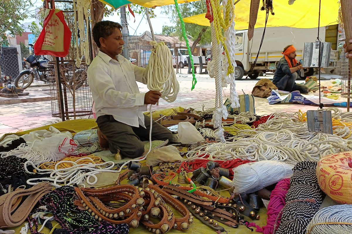 शेतीच्या कामासाठी लागणारे वस्तू, अवजारे बाजारात विक्रीला आली आहे...