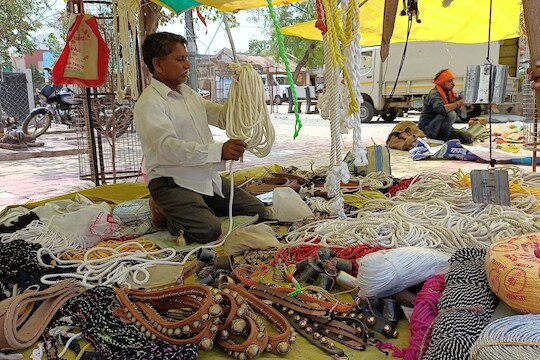 शेतीच्या कामासाठी लागणारे वस्तू, अवजारे बाजारात विक्रीला आली आहे... 