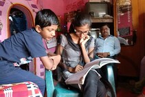 Success Story : आजी मरणाच्या दारातून परतली अन् रोशनीच्या यशाने ढसाढसा रडली
