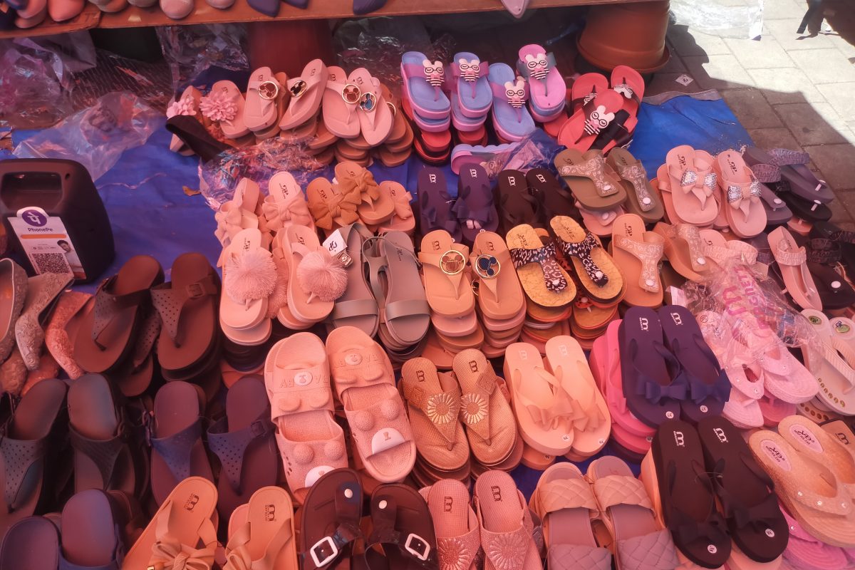 विविध प्रकारचे रेनी शूज