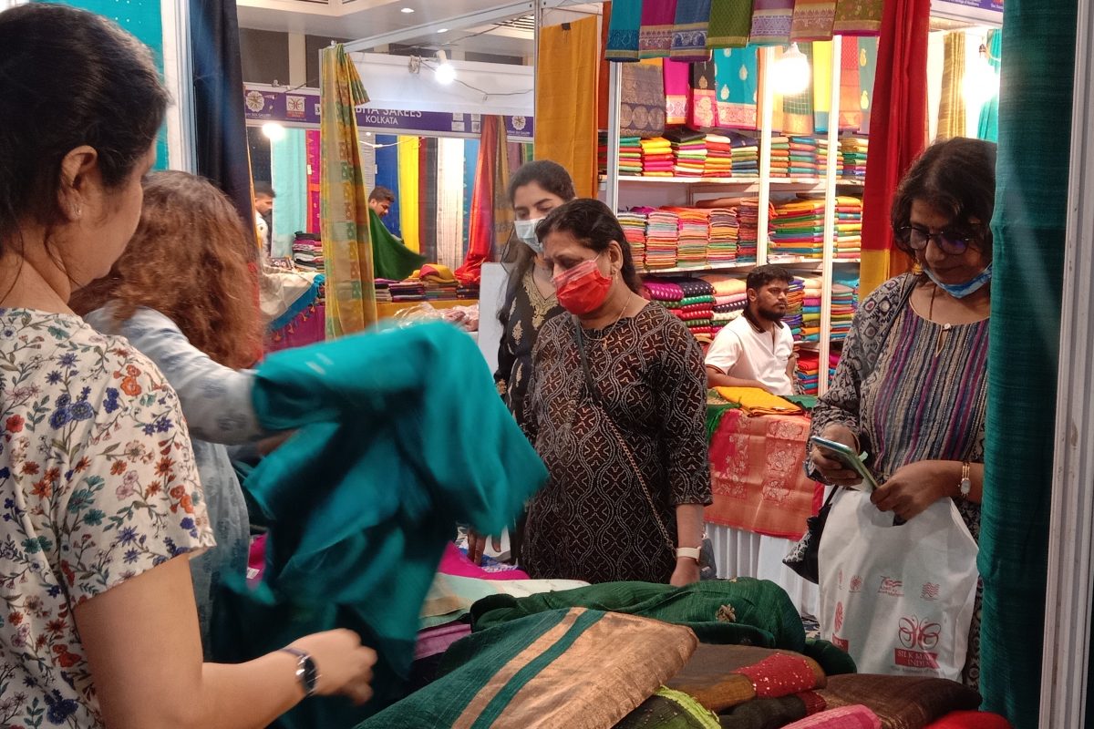 पुण्यात भरलंय 'हातामागावरील वस्त्रांचं' मोठं प्रदर्शन; खरेदीसाठी होतेय स्त्रियांची गर्दीच गर्दी : VIDEO